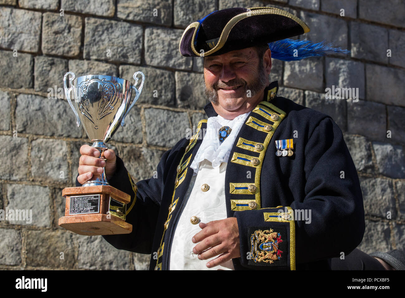 Windsor, Royaume-Uni. 4 Août, 2018. Les Ellis, crieur public de Dartmouth, remporte le prix pour la Best Dressed crieur public de l'ancienne et honorable de la Guilde des crieurs publics (AHGTC) Championnat National sous les murs du château de Windsor. Quarante des crieurs publics de partout dans le Royaume-Uni et deux de l'Australie a participé à deux séries de pleurer, le premier cri d'une maison a marqué sur la diction, l'intonation, la clarté et le volume et le second un cri sur le thème de "la fête". Credit : Mark Kerrison/Alamy Live News Banque D'Images