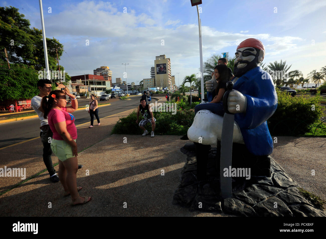 3 août 2018 - Puerto La Cruz, Venezuela, Anzoategui - Août 03, 2018. Le pirate, est une statue qui est situé dans l'une des extrémités de la croix à pied de la mer, ancien Paseo Colon. La même a été faite par le sculpteur Pedro Campos, et placé en 1985, qui après avoir reçu plusieurs, cette opération s'est passé au fil des ans pour devenir une icône de la ville, et près d'arrêt obligatoire pour les touristes et les visiteurs de se faire photographier. Dans la ville de Puerto la Cruz, état Anzoategui. Le Venezuela. Photo : Juan Carlos Hernandez (crédit Image : © Juan Carlos Hernandez via Zuma sur le fil) Banque D'Images