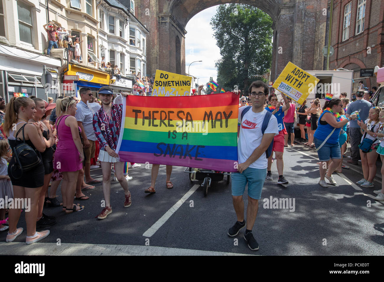 Brighton, UK. 4 août 2018, les participants ont maintenant un drapeau arc-en-ciel avec Theresa May est un serpent qui prennent part à l'Assemblée Brighton Pride Parade, Brighton en Angleterre. © Jason Richardson / Alamy Live News Banque D'Images