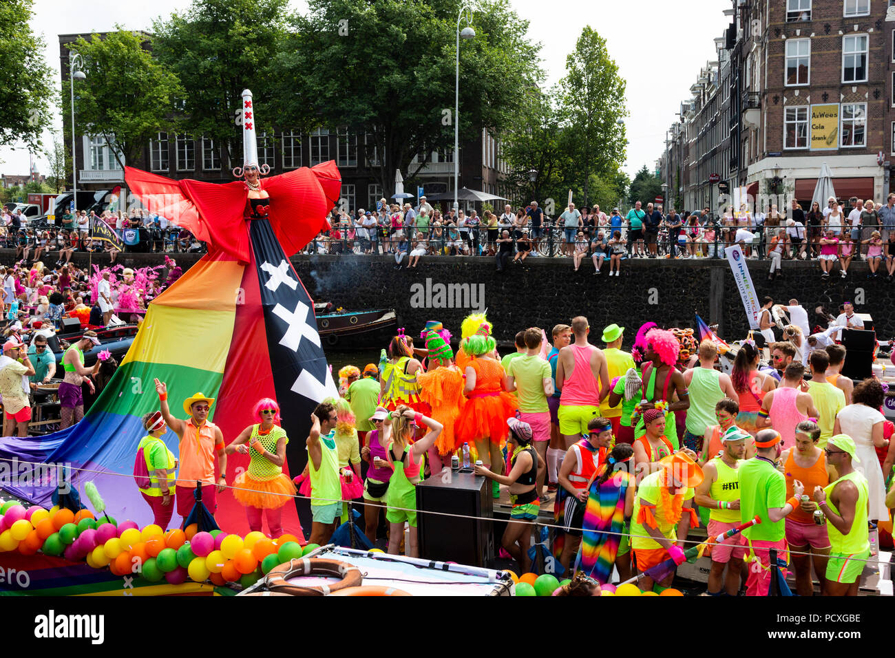 Amsterdam, Pays-Bas. 4 août 2018. D'énormes foules colorées s'est avéré pour l'assemblée annuelle de la gay pride parade LGBTI canal à Amsterdam. Photo : Bettina Strenske/Alamy Live News Banque D'Images
