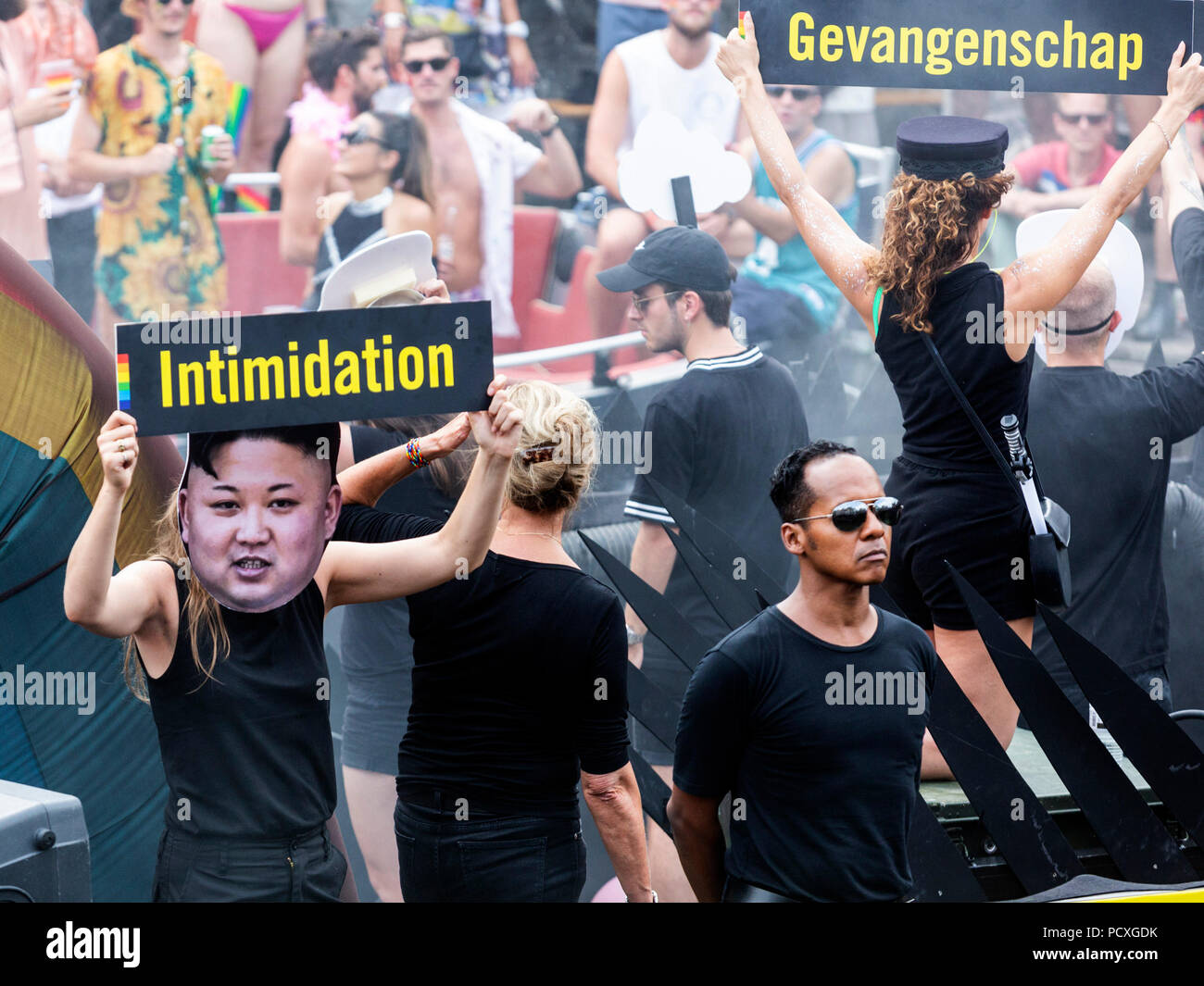 Amsterdam, Pays-Bas. 4 août 2018. Photo de Kim Jong-un flotteur sur l'amnistie. D'énormes foules colorées s'est avéré pour l'assemblée annuelle de la gay pride parade LGBTI canal à Amsterdam. Photo : Bettina Strenske/Alamy Live News Banque D'Images