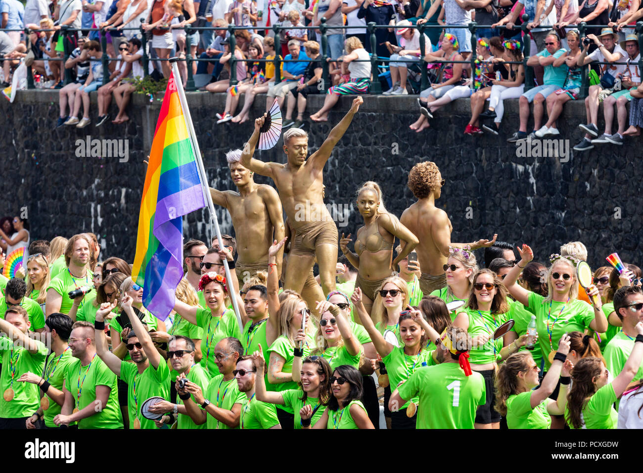 Amsterdam, Pays-Bas. 4 août 2018. D'énormes foules colorées s'est avéré pour l'assemblée annuelle de la gay pride parade LGBTI canal à Amsterdam. Photo : Bettina Strenske/Alamy Live News Banque D'Images