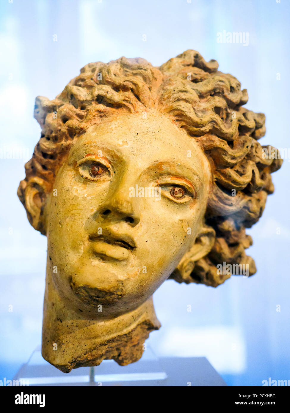 Chef de la 'white Leucothea, déesse de la mer (pour les Etrusques Thesa) partie de la haut relief au centre de la façade d'un Temple dans le sanctuaire d'Pyrgy (Santa Severa), le principal port d'Cervetery. Sculpture en terre cuite du sculpteur Praxitèle. 340-330 BC - Musée national étrusque de la Villa Giulia - Rome, Italie Banque D'Images