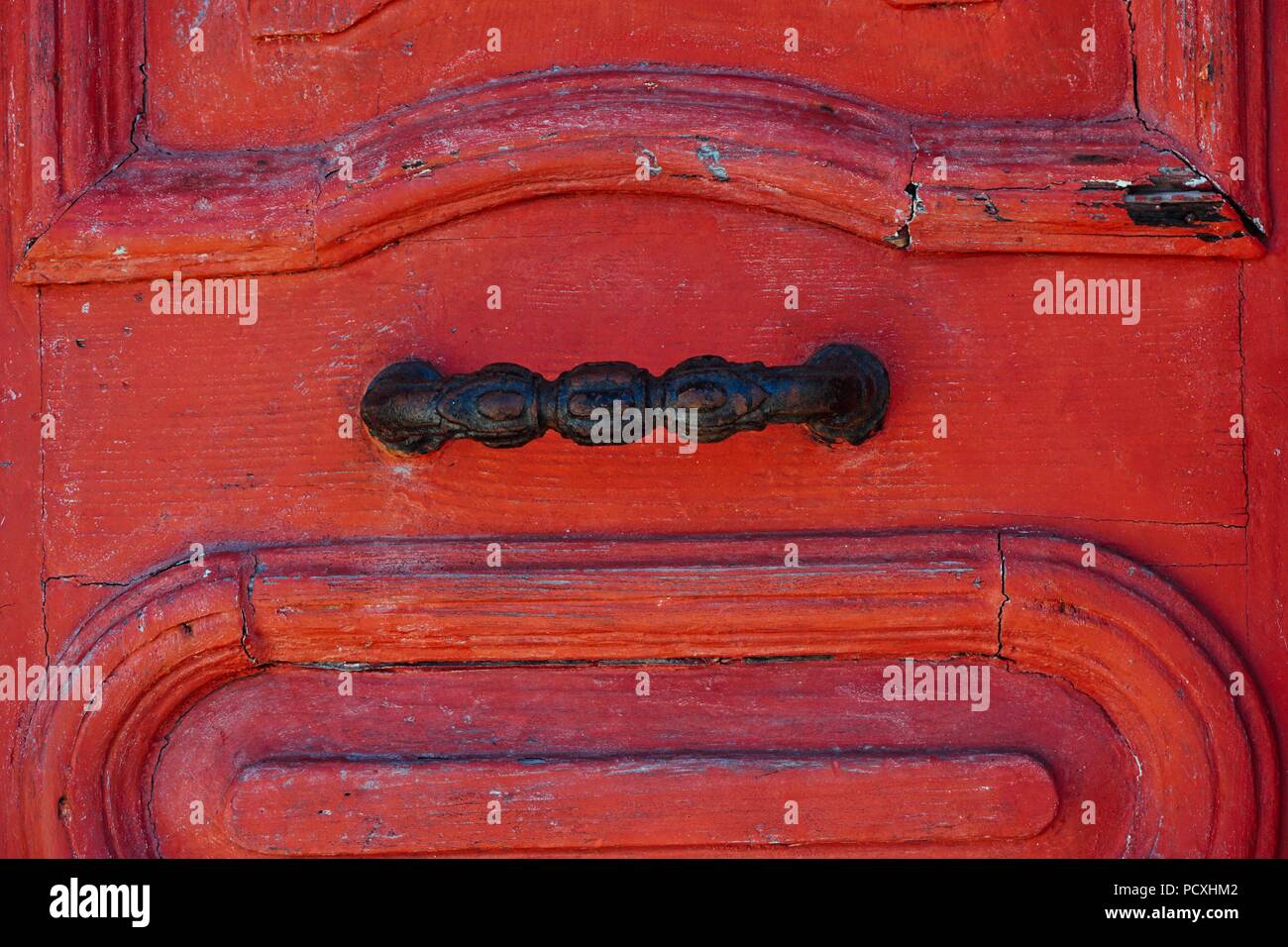 Poignée de porte rouge antique et dans le besoin de réparation, Corfu Banque D'Images