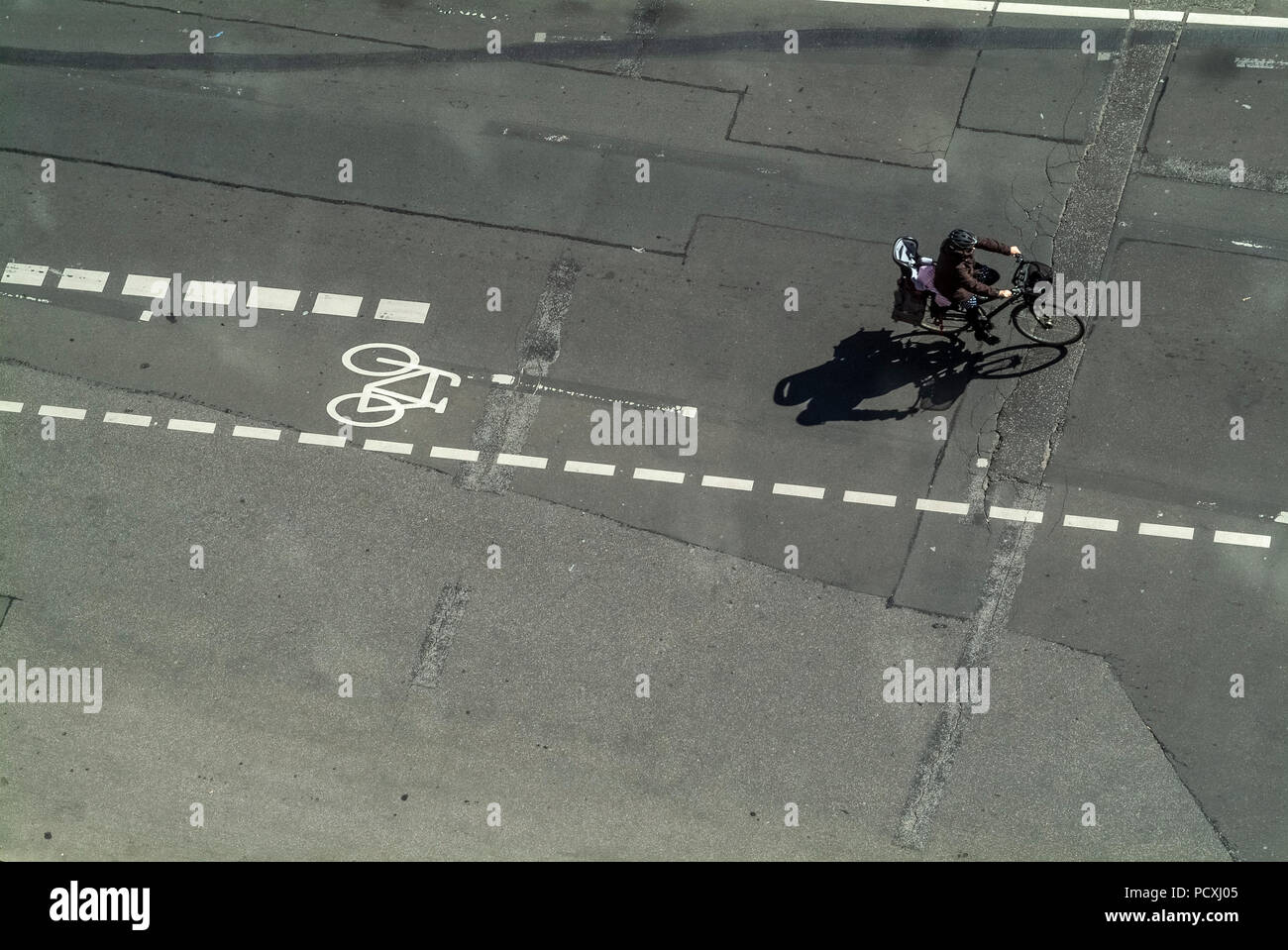 Cycliste de ci-dessus sur une rue urbaine. Banque D'Images