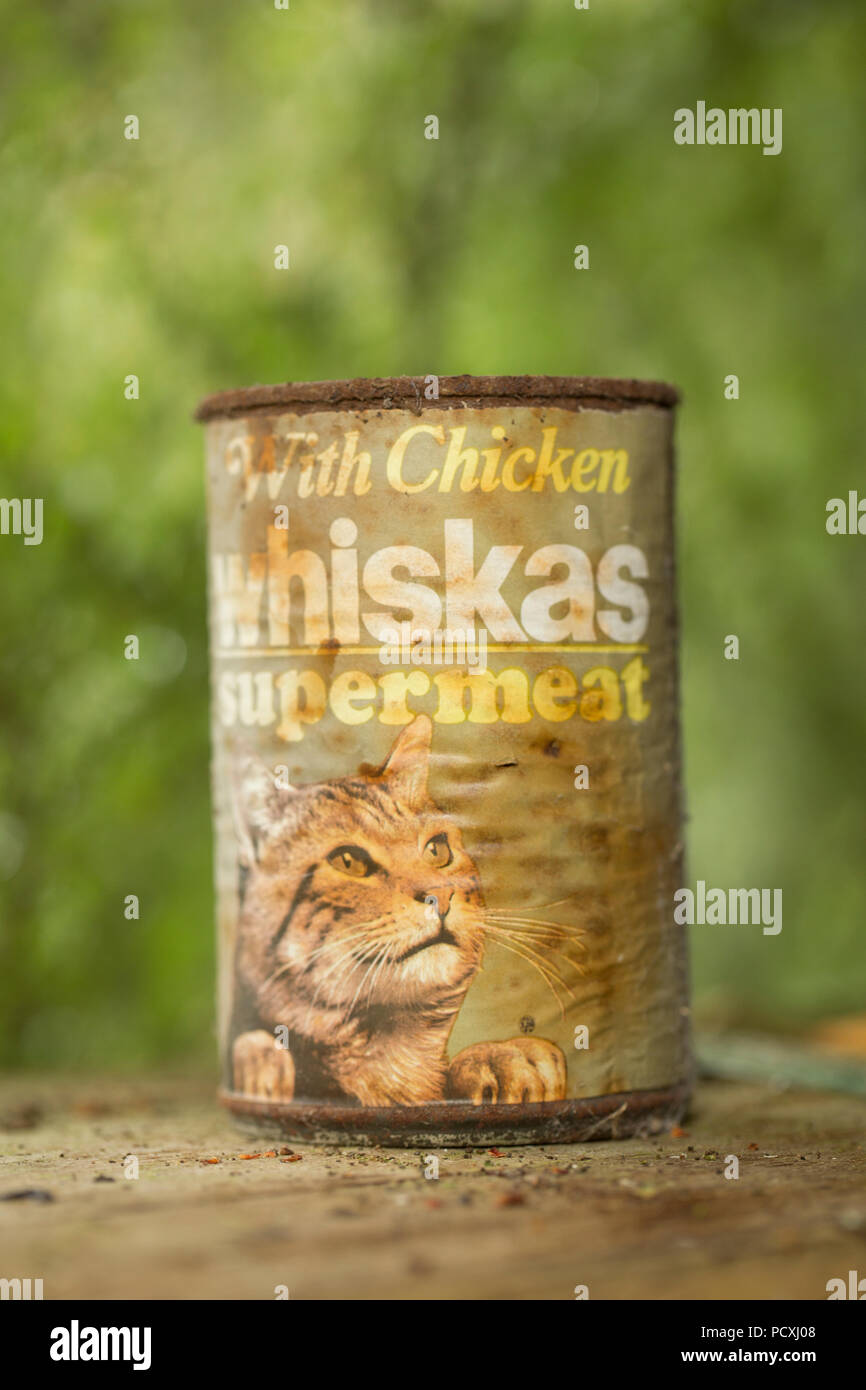 Une vieille boîte vide de Whiskas Supermeat au poulet nourriture pour chat dans un ancien atelier de rempotage en bois. L'étain ayant été utilisé pour stocker les écrous et boulons. Lancas Banque D'Images