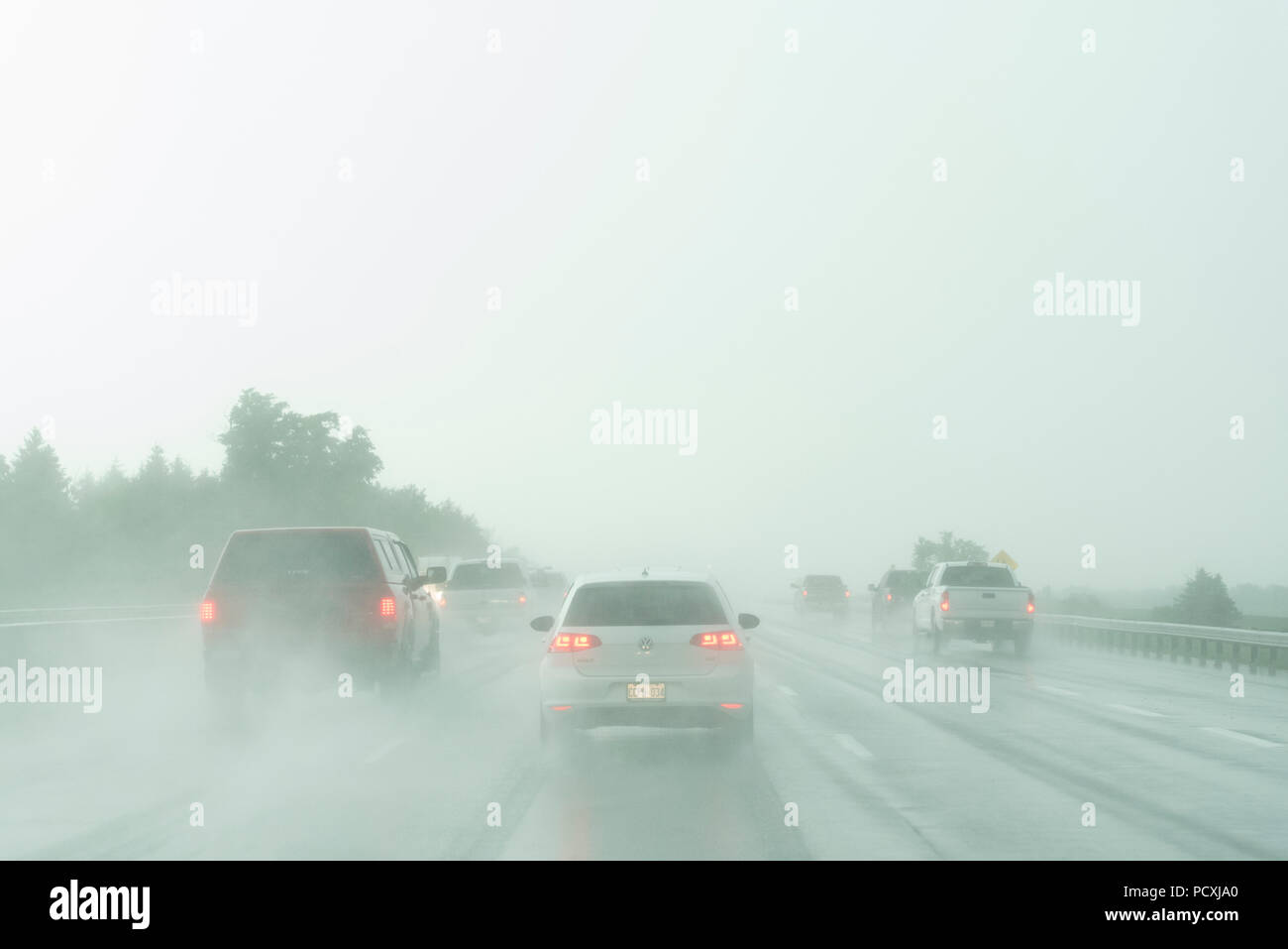 L'Ontario, Canada. Le trafic d'une faible visibilité sur l'autoroute 400 au nord de Toronto au cours d'une soirée d'orage. Banque D'Images