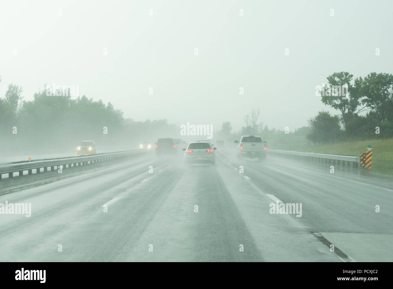 L'Ontario, Canada. La circulation sur l'autoroute 400 au nord de Toronto au cours d'une soirée d'orage. Banque D'Images