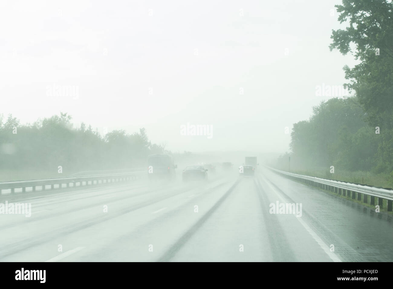 L'Ontario, Canada. Le trafic d'une faible visibilité sur l'autoroute 400 au nord de Toronto au cours d'une soirée d'orage. Banque D'Images