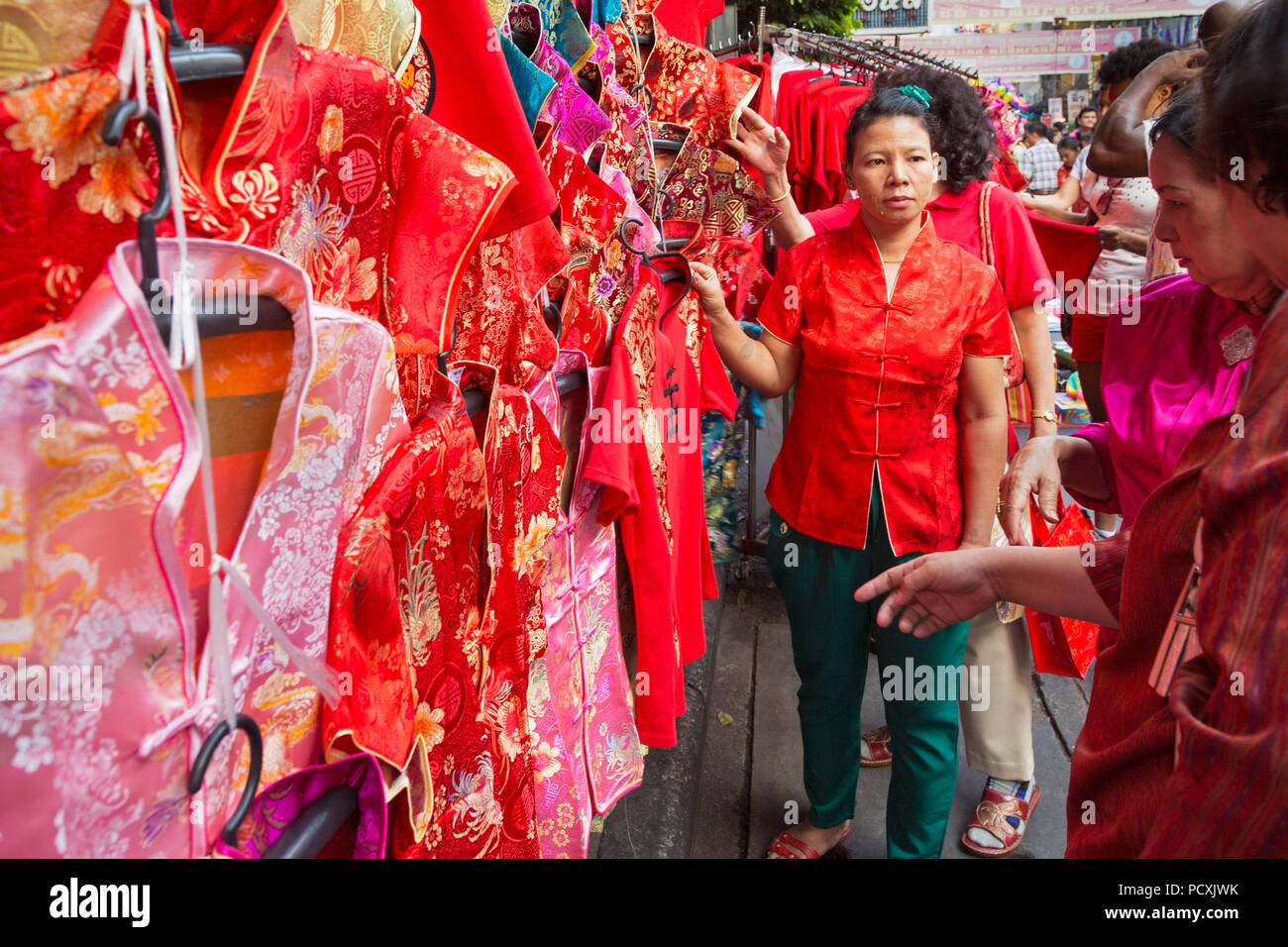 Marché de rue dans le quartier chinois au Nouvel An, Yaowarat, Bangkok, Thaïlande Banque D'Images