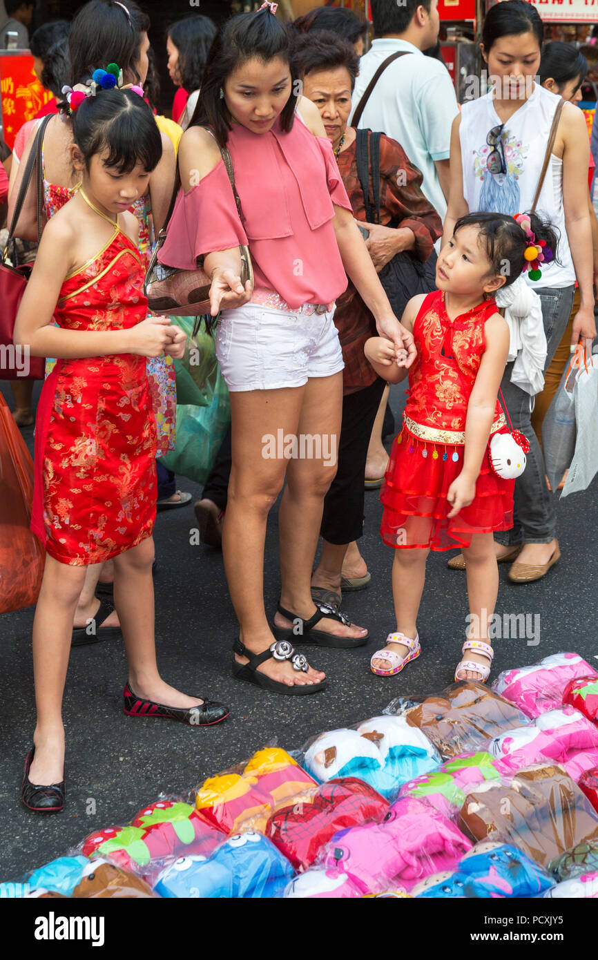 Marché de rue dans le quartier chinois au Nouvel An, Yaowarat, Bangkok, Thaïlande Banque D'Images