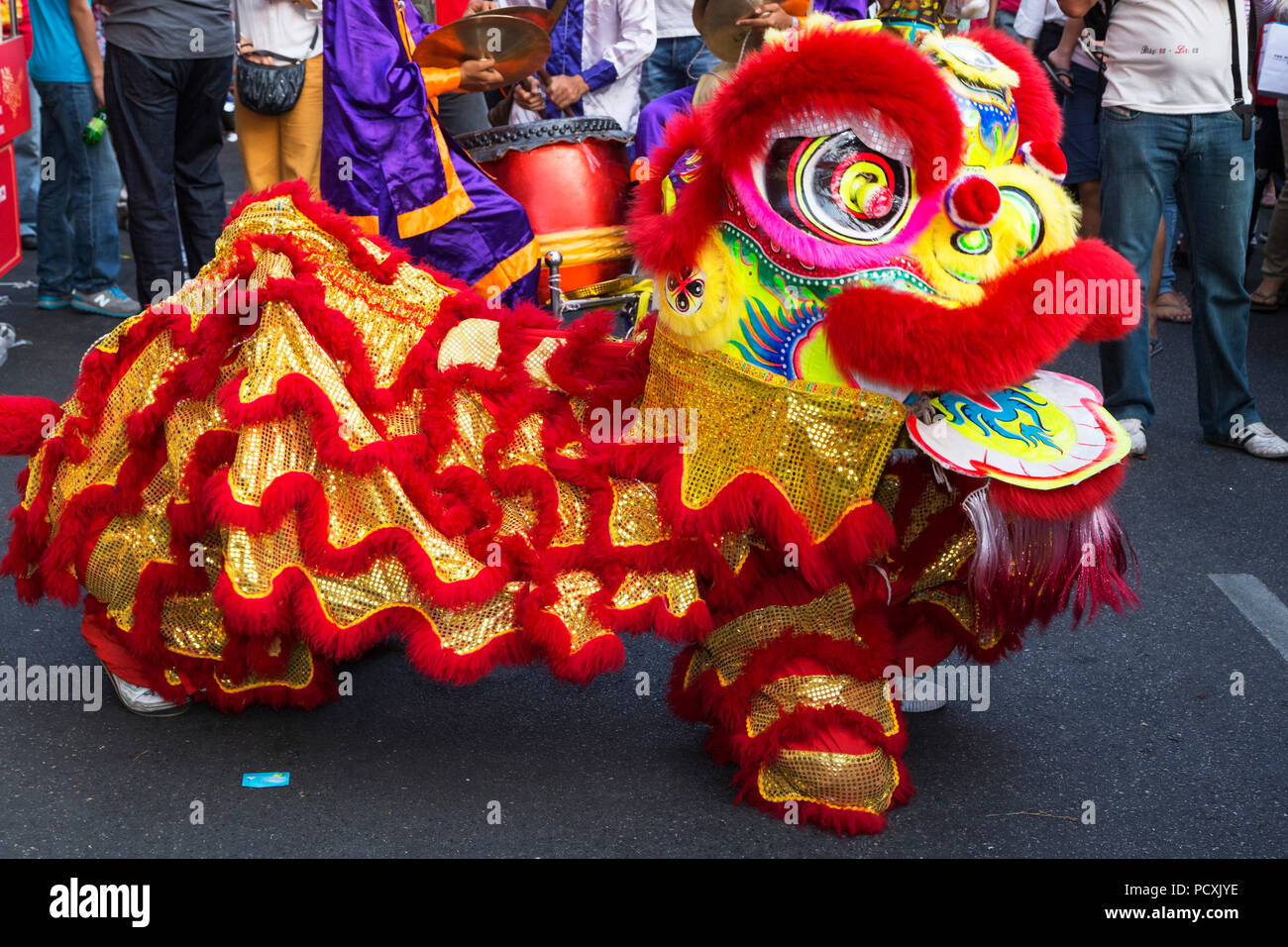 Danse du dragon dans le quartier chinois au Nouvel An, Yaowarat, Bangkok, Thaïlande Banque D'Images