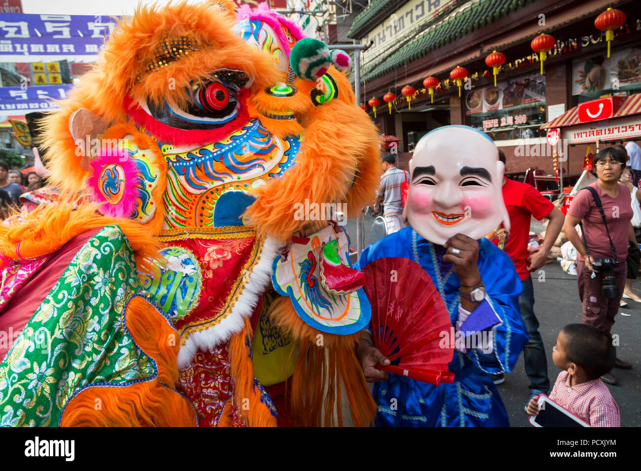 Danse du dragon dans le quartier chinois au Nouvel An, Yaowarat, Bangkok, Thaïlande Banque D'Images