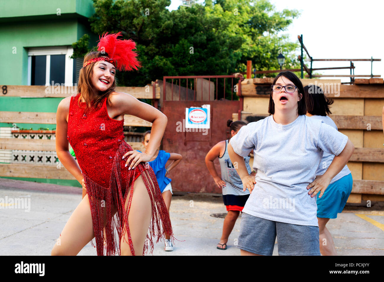 Une danseuse orientale divertit les foules à la fiesta de l'été, Cherta, Espagne. Banque D'Images