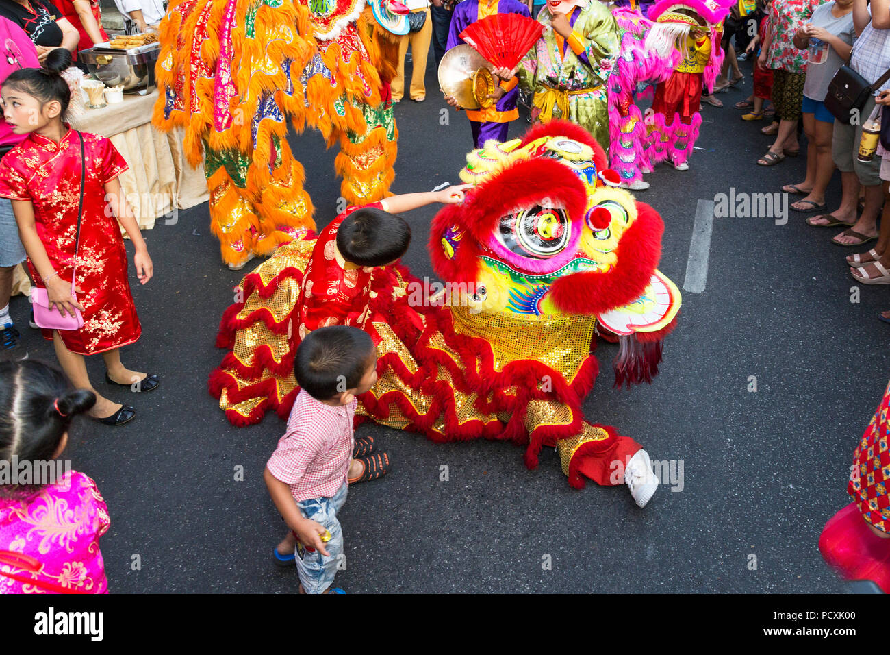Danse du lion dans le quartier chinois au Nouvel An, Yaowarat, Bangkok, Thaïlande Banque D'Images