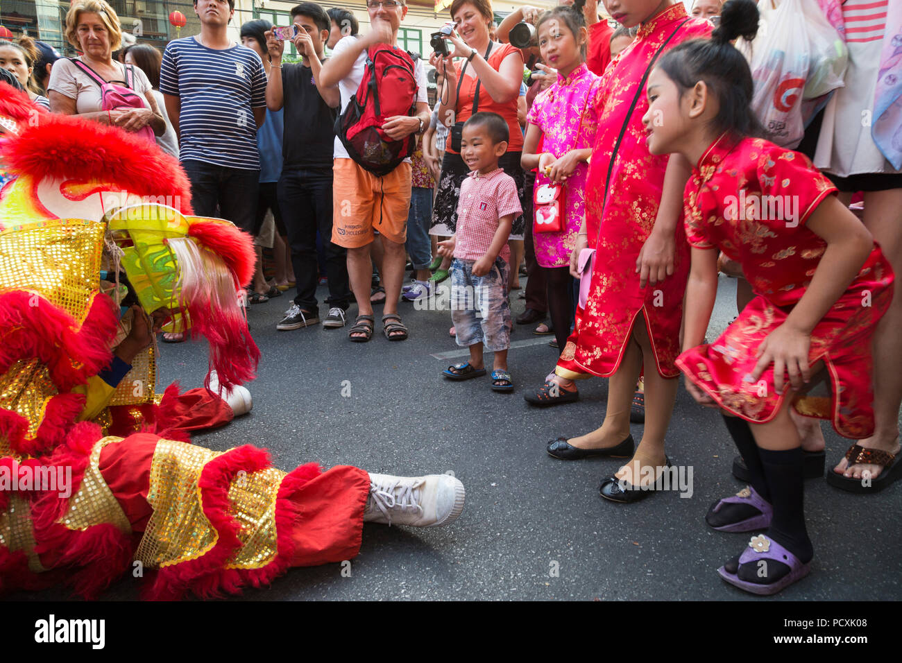 Danse du lion dans le quartier chinois au Nouvel An, Yaowarat, Bangkok, Thaïlande Banque D'Images