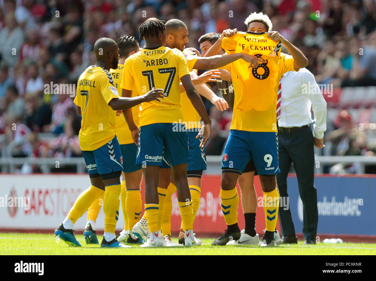 Charlton Athletic's Lyle Taylor est titulaire d'un shirt de blessés coéquipier Jake Forster-Caskey comme il célèbre marquant son but premier du côté du jeu de la Ligue au cours de la Sky Bet un match au stade de la lumière, Sunderland. Banque D'Images