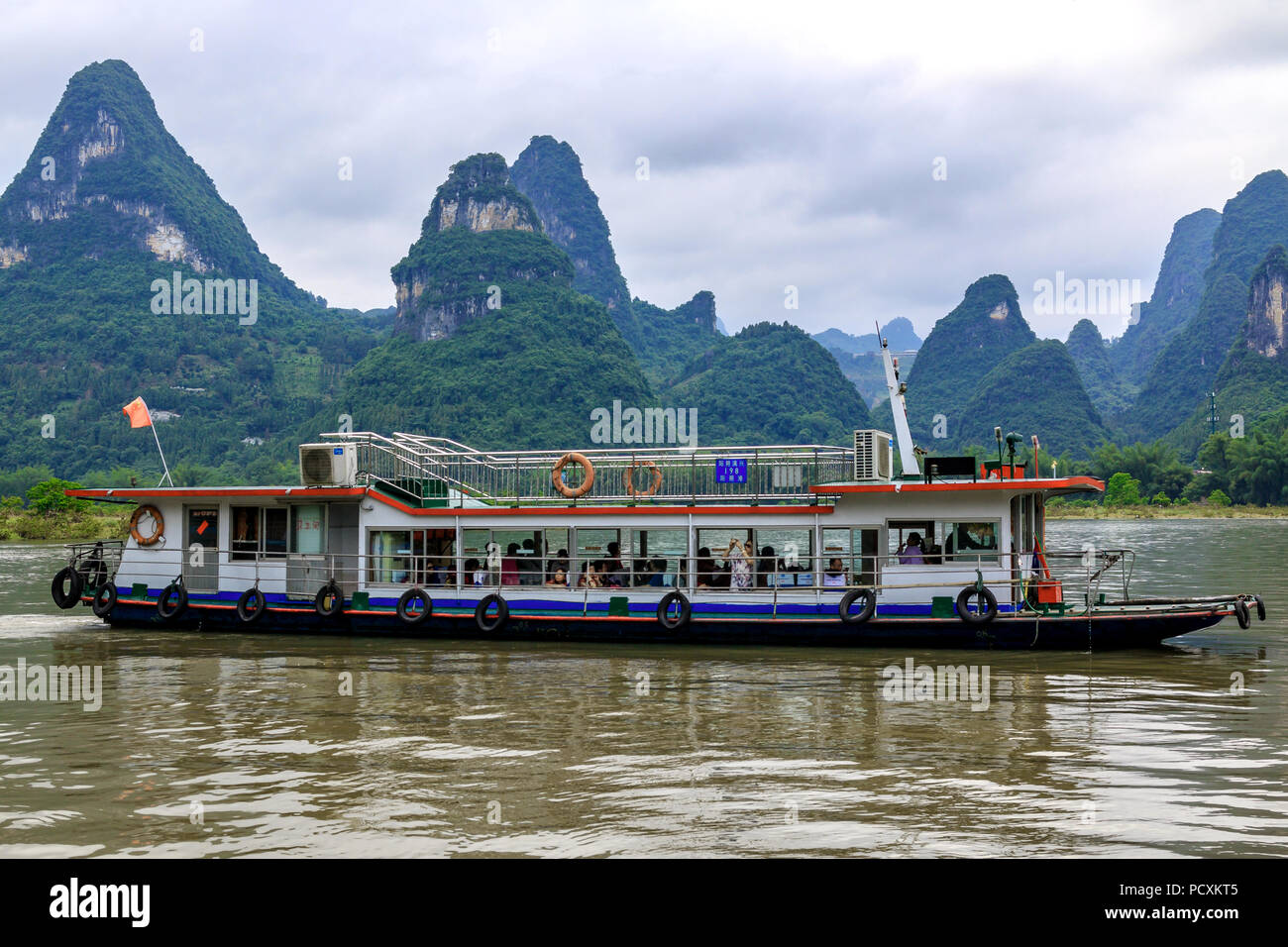Un bateau de plaisance avec les touristes sur la rivière Li connu ainsi que rivière Lijiang qui est en Xinping Ville de Chine Banque D'Images