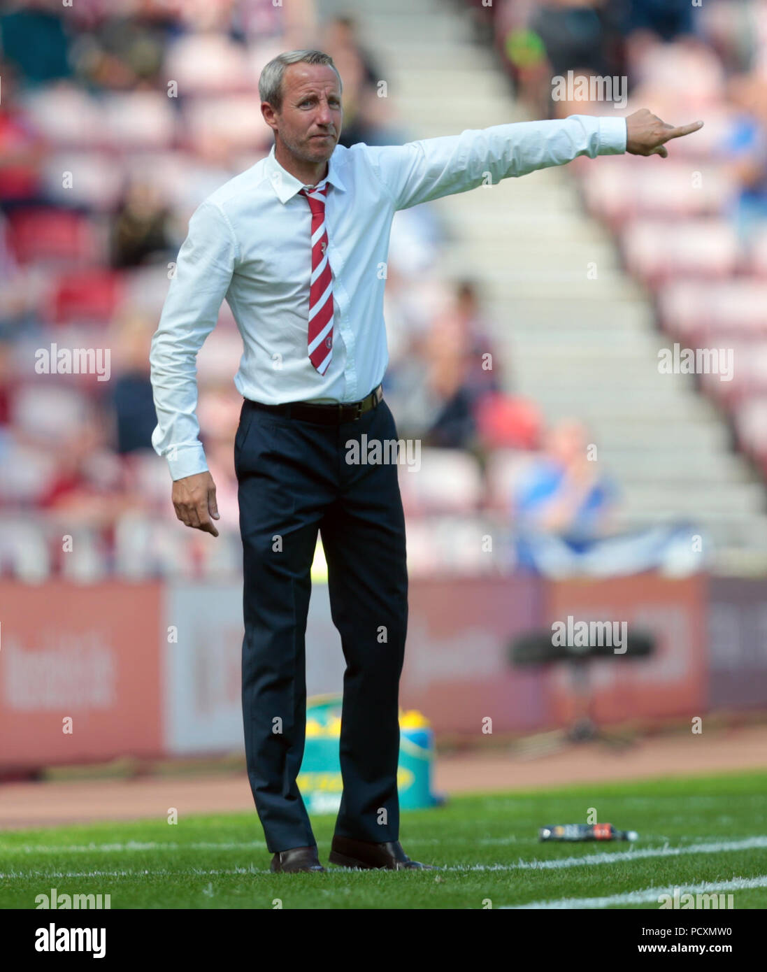 Charlton Athletic gestionnaire intérimaire Lee Bowyer au cours de la Sky Bet League un match au stade de la lumière, Sunderland. ASSOCIATION DE PRESSE Photo. Photo date : Samedi 4 août 2018. Voir l'ACTIVITÉ DE SOCCER histoire Sunderland. Crédit photo doit se lire : Graham Stuart/PA Wire. RESTRICTIONS : EDITORIAL N'utilisez que pas d'utilisation non autorisée avec l'audio, vidéo, données, listes de luminaire, club ou la Ligue de logos ou services 'live'. En ligne De-match utilisation limitée à 75 images, aucune émulation. Aucune utilisation de pari, de jeux ou d'un club ou la ligue/dvd publications. Banque D'Images