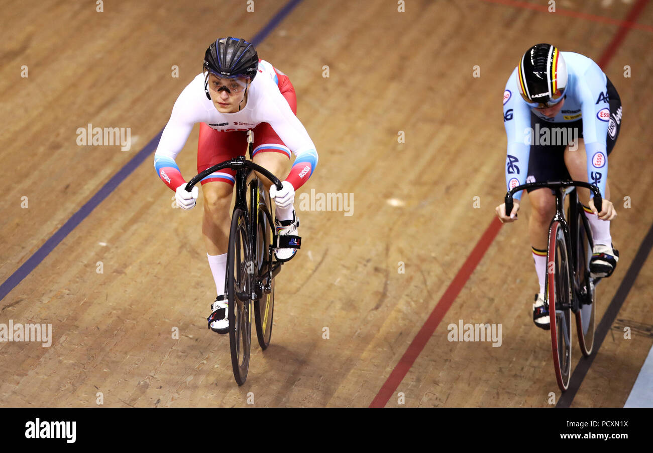 La Russie Daria Shmeleva (à gauche) et de la Belgique dans l'Nicky Degrendele du huitième de finale sprint femmes trois jours de chaleur pendant la course 3 des Championnats d'Europe 2018 au Sir Chris Hoy vélodrome, Glasgow Banque D'Images