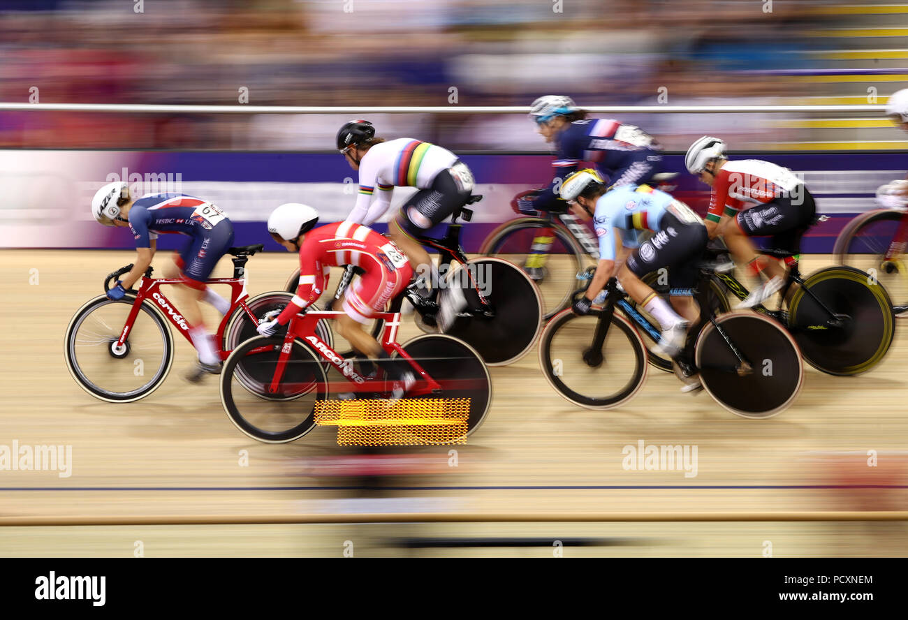 Great Britain's Elinor Barker (à gauche) conduit au cours de la féministe 25km Course aux points au cours final la troisième journée du championnat d'Europe 2018 au vélodrome Sir Chris Hoy, Glasgow. Banque D'Images