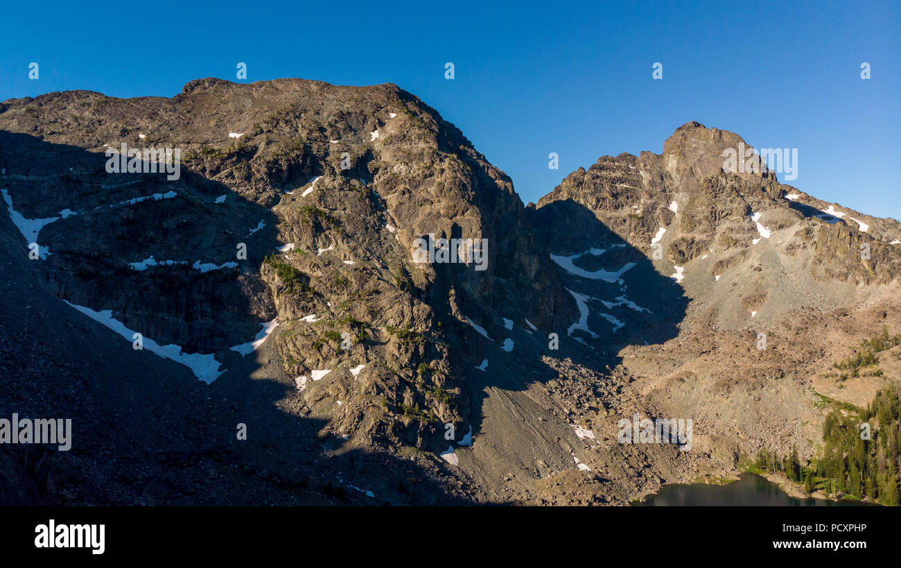 Montagnes Rocheuses, dans le centre de l'Idaho en été avec un lac Banque D'Images