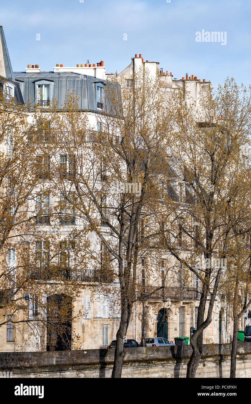 Beaux bâtiments sur le quai de Seine Banque D'Images