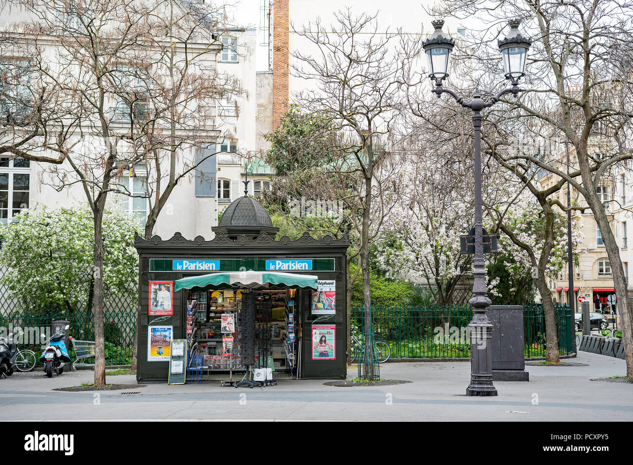 Kiosque avec des journaux français Banque D'Images