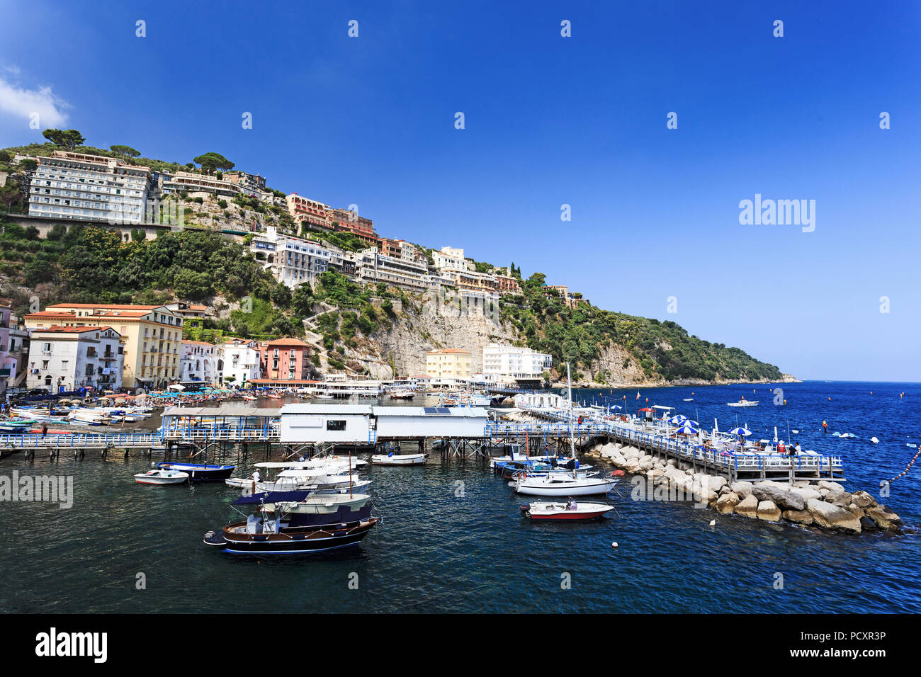 Des bateaux et des bâtiments le long des falaises de Marina Grande à Sorrento, Italie, Campanie, sur une belle journée Banque D'Images