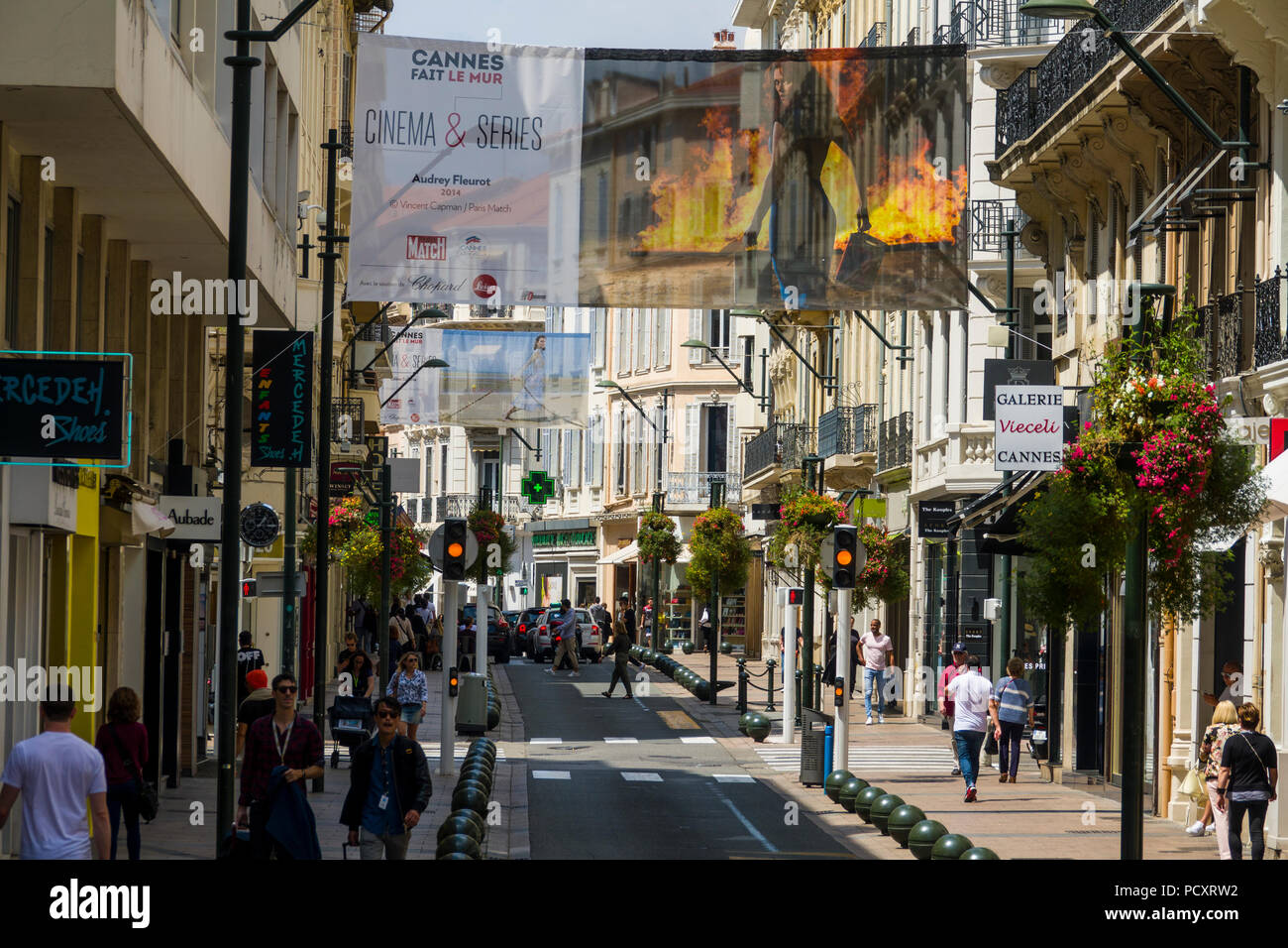 Cannes France une ville de villégiature sur la Riviera française, est célèbre pour son festival international du film. Sa Boulevard de la Croisette, le long de la courbe d'authenticité Banque D'Images