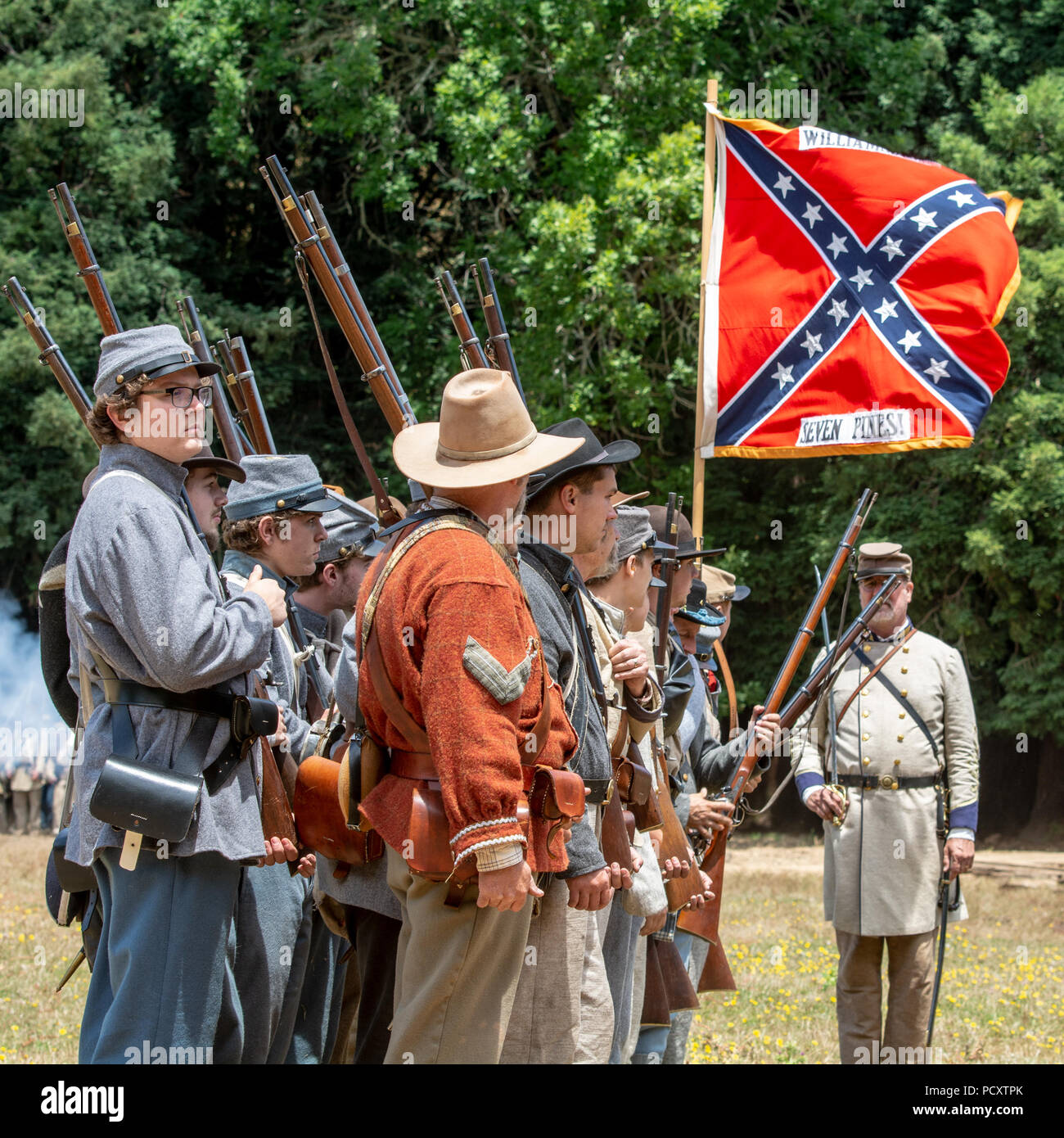 Duncan Mills, CA - le 14 juillet 2018 : Confederate reenactors tenant un drapeau des confédérés lors de la guerre civile Jours. C'est l'un des plus grands même reconstitution Banque D'Images