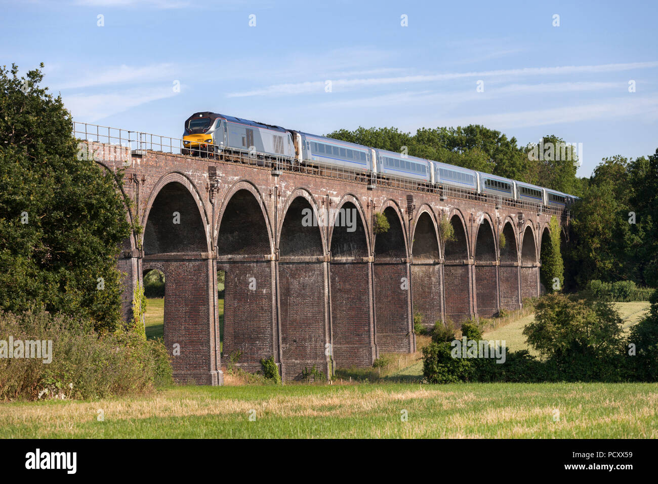 Une locomotive classe 68 Chiltern Railways traverse Saunderton Viaduct (au sud de Banbury) avec un train express mainline Chiltern Railways Banque D'Images