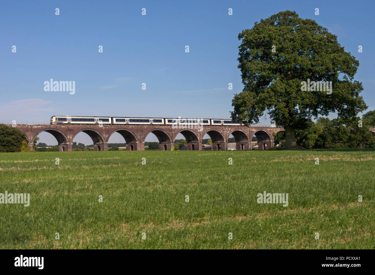 Un Chiltern Railways class 168 passage à niveau train Viaduc Saunderton (au sud de Banbury) avec un train pour Londres Marylebone Banque D'Images