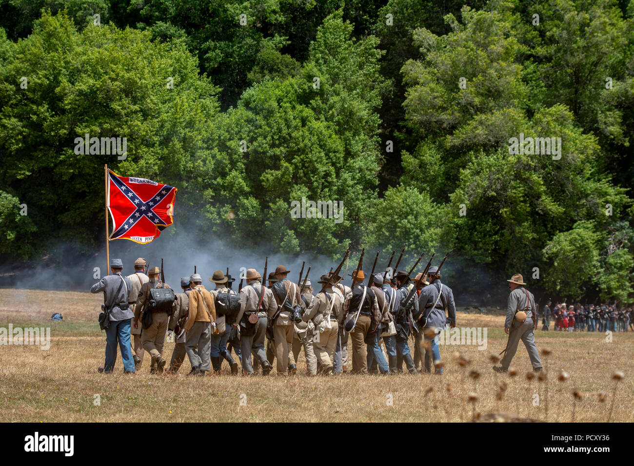 Duncan Mills, CA - le 14 juillet 2018 : Bataille de l'histoire des confédérés au cours d'une bataille avec le drapeau et beaucoup de fumée. Cette guerre civile Banque D'Images