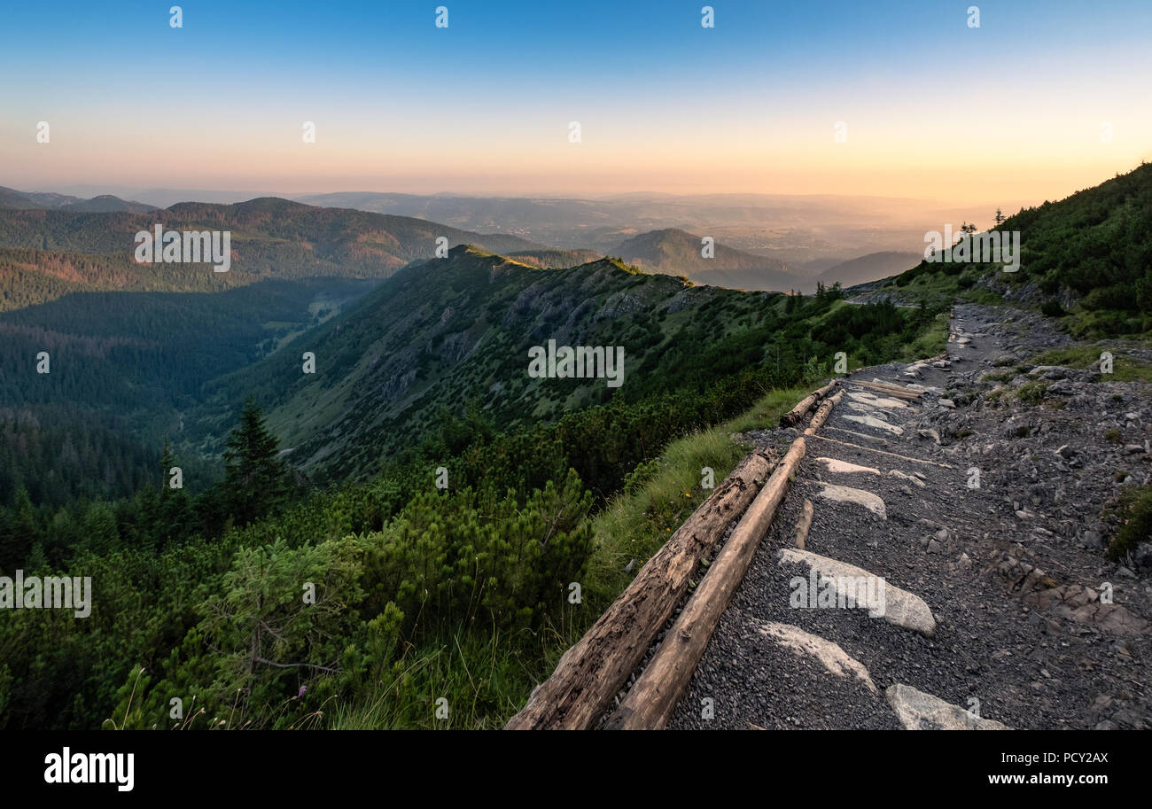 Vue panoramique sur la montagne de l'humeur avec le lever du soleil et le chemin au matin d'été au Parc National des Tatras, Pologne Banque D'Images