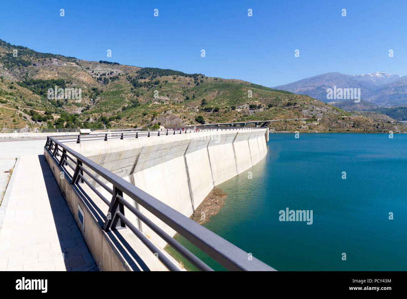 Les règles espagnoles Presa De réservoir qui alimente en eau potable dans les zones de la Costa Del Sol Banque D'Images