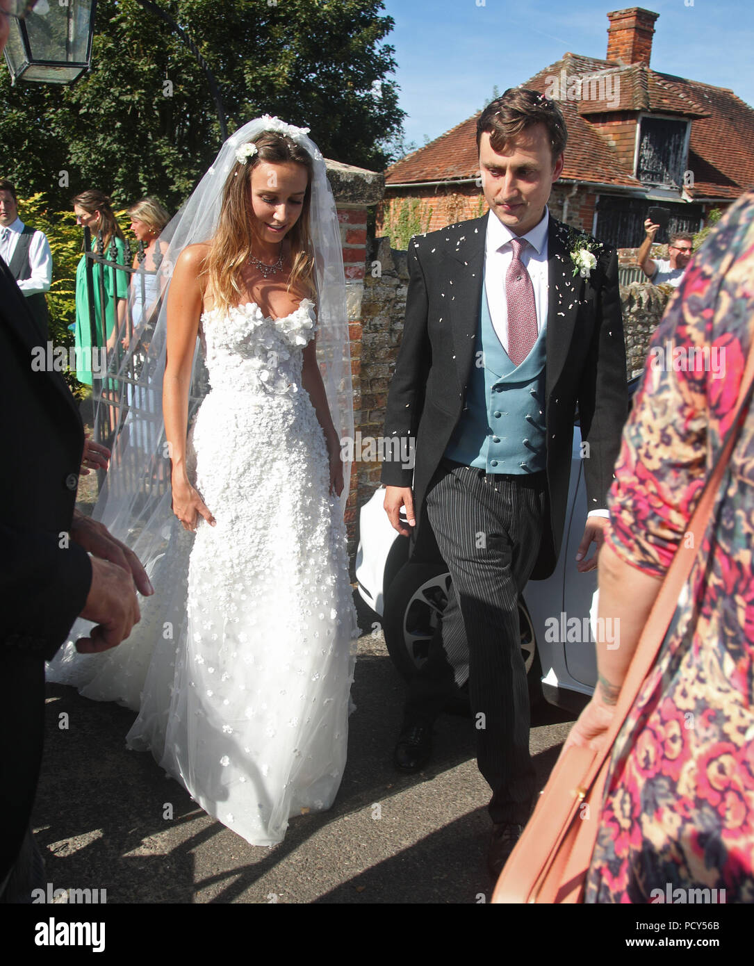 Daisy Jenks et Charlie Van Straubenzee en dehors de l'église St Mary vierge  à Frensham, Surrey, après leur cérémonie de mariage Photo Stock - Alamy