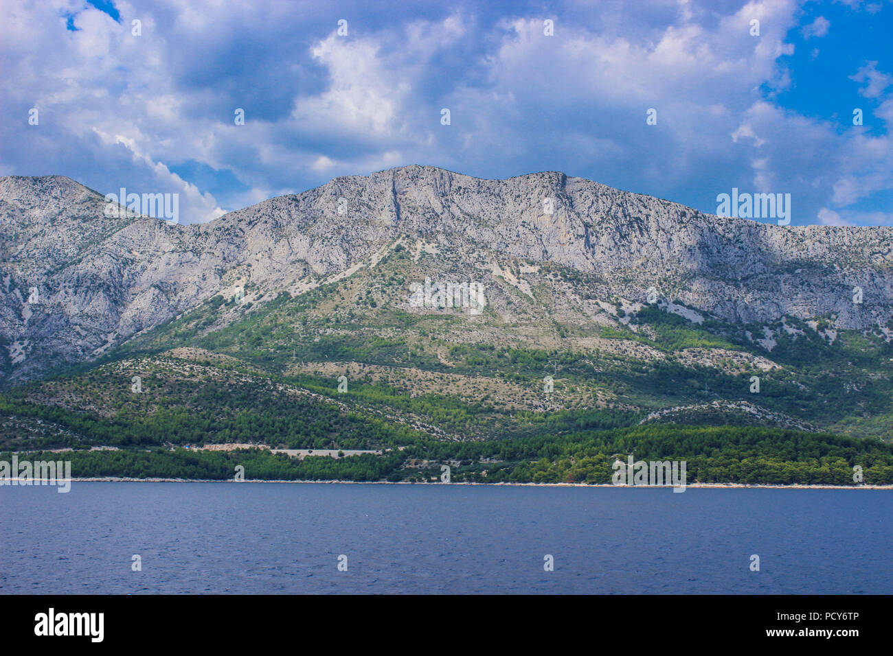 Paysage de montagne vue de mer (car-ferry) Banque D'Images