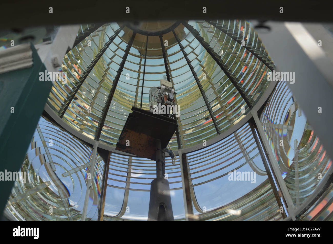 Jusqu'à l'angle fascinant de dessous Vue de l'intérieur Salle de la lanterne en haut du phare de la Floride Historique Monument à Saint Augustine, Floride. Banque D'Images