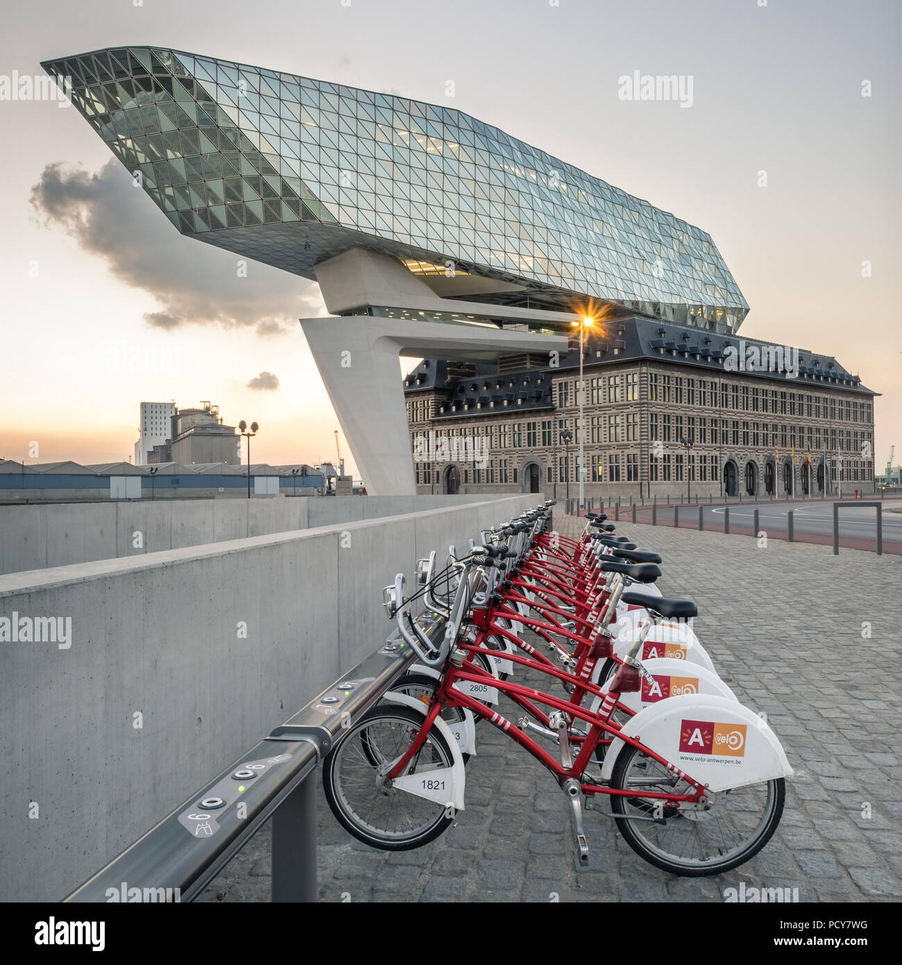 Des vélos de ville d'Anvers en face de la nouvelle Maison du Port, le lundi 3 avril 2017, Anvers, Belgique. Banque D'Images