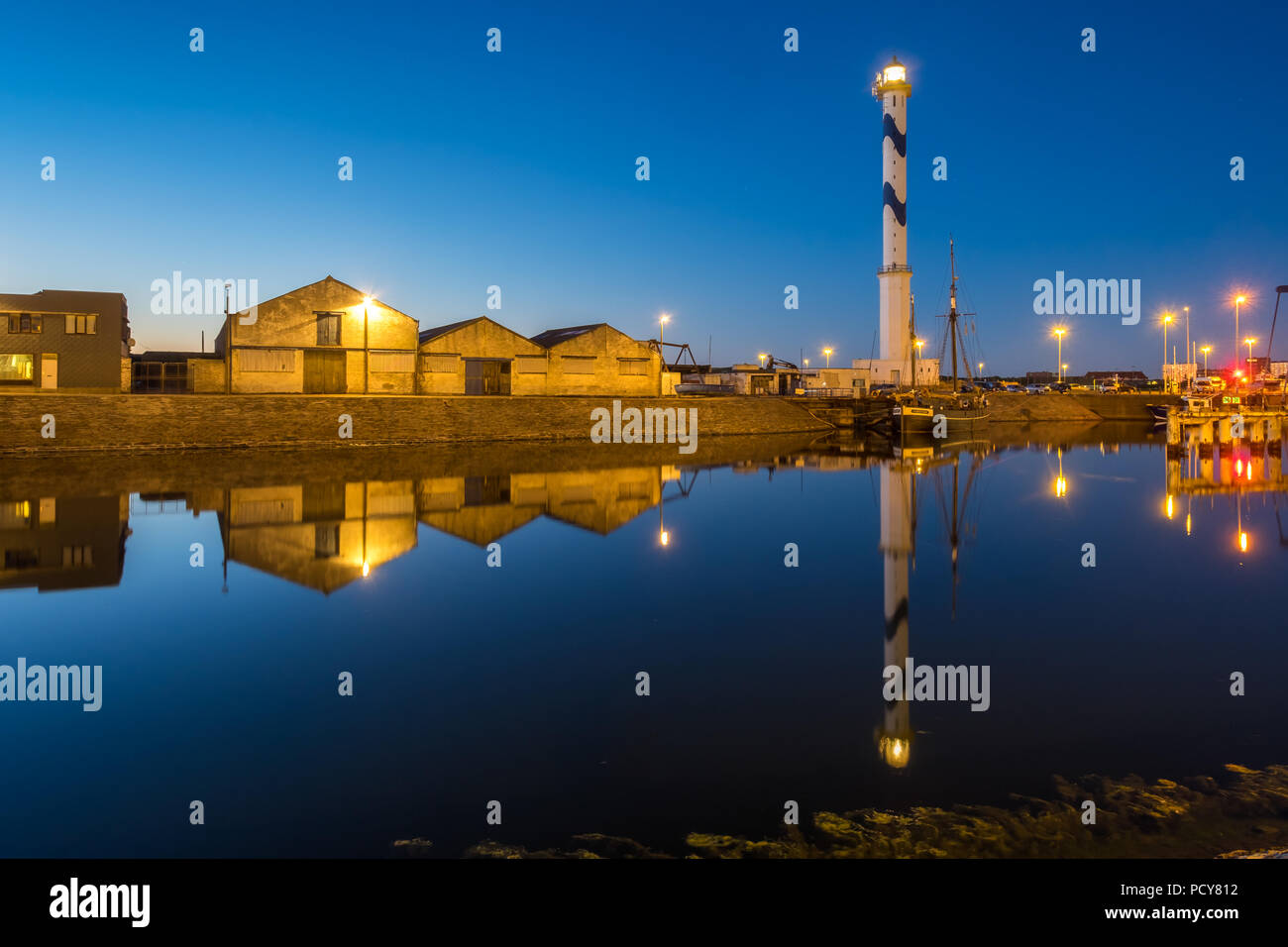 Vieux phare d'Ostende, connu sous le nom de 'Lange Nelle' la nuit, traduit par un commercial dock, le jeudi 2 août 2018, Ostende, Belgique Banque D'Images