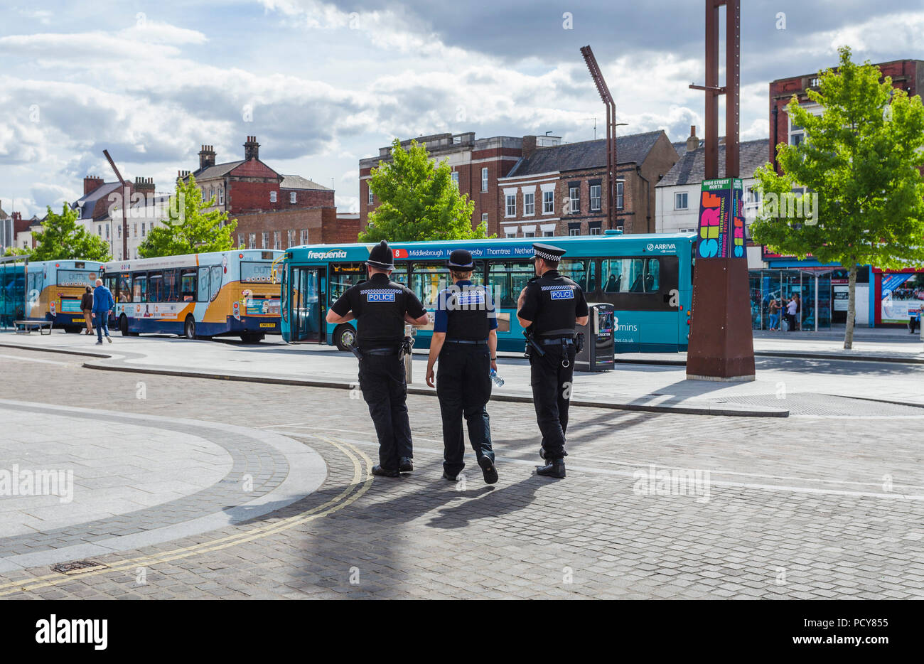 Deux agents de la police de Cleveland mâle et une femelle PCSO en patrouille ensemble à la puce SIRF à Stockton-on-Tees, Angleterre, RU Banque D'Images