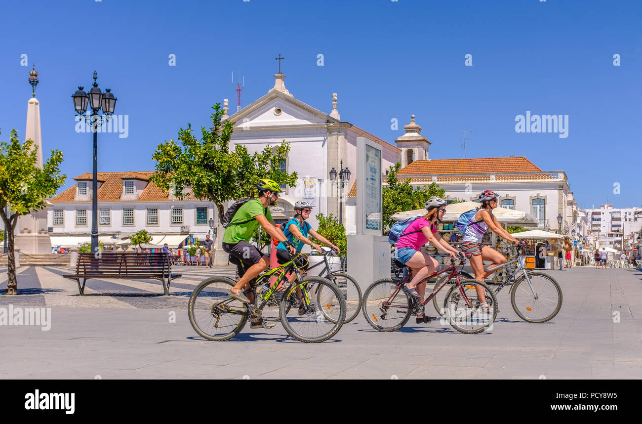 VILA REAL DE Santo Antonio, PORTUGAL - 30 juillet 2018. Un groupe de cyclistes à travers la jolie place dans le centre de Vila Real de Santo Antonio. Banque D'Images