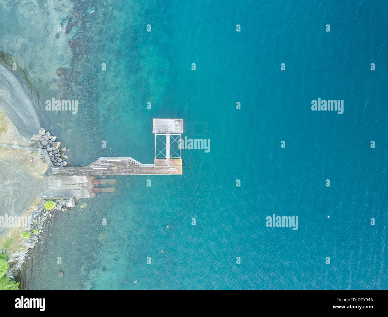 Puerto Plata, un des grands lacs, dans le sud du Chili, avec une vue aérienne du haut de la drone sur le lac littoral avec piers il Banque D'Images