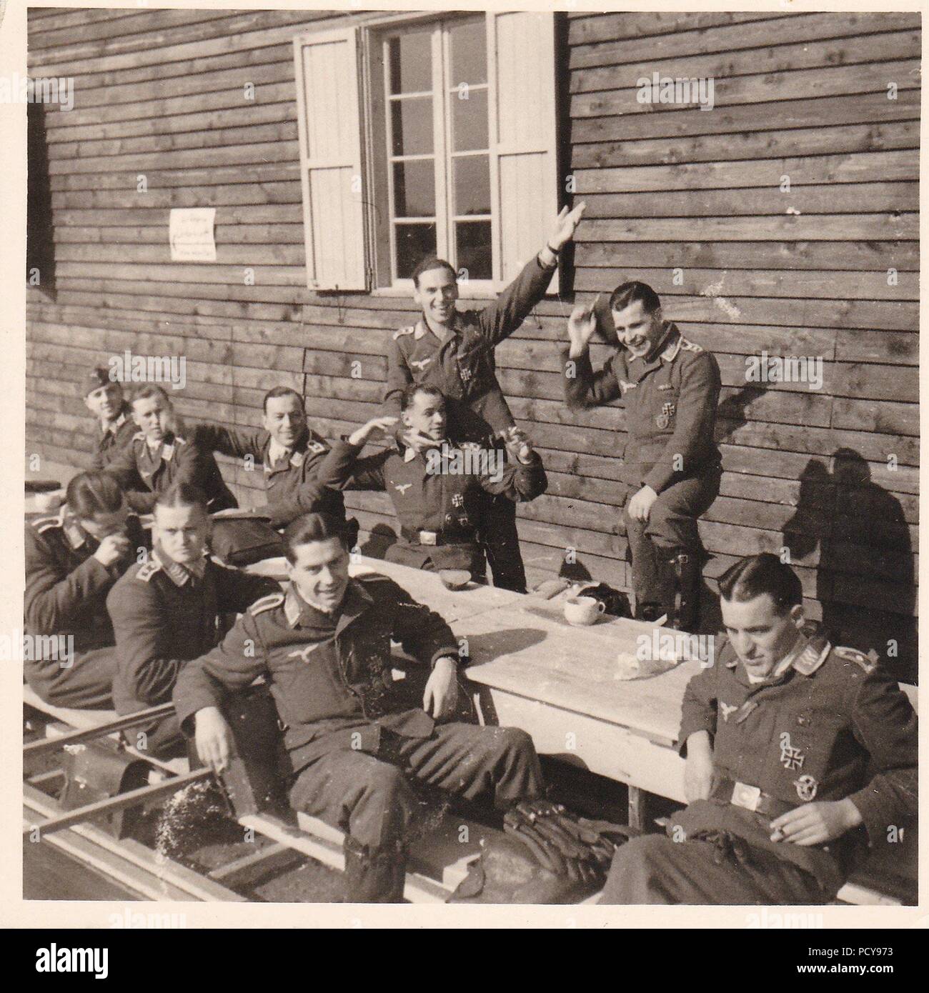 Oberfeldwebel Karl Müller (à l'arrière, debout avec bras levé haut) se détend avec les autres membres d'équipage de 1. La Kampfgeschwader 2 Staffel, lors d'une escale à Bucarest durant la campagne des Balkans en 1941. Müller reçoit la Croix de Chevalier de la Croix de Fer le 15 octobre 1942. Banque D'Images