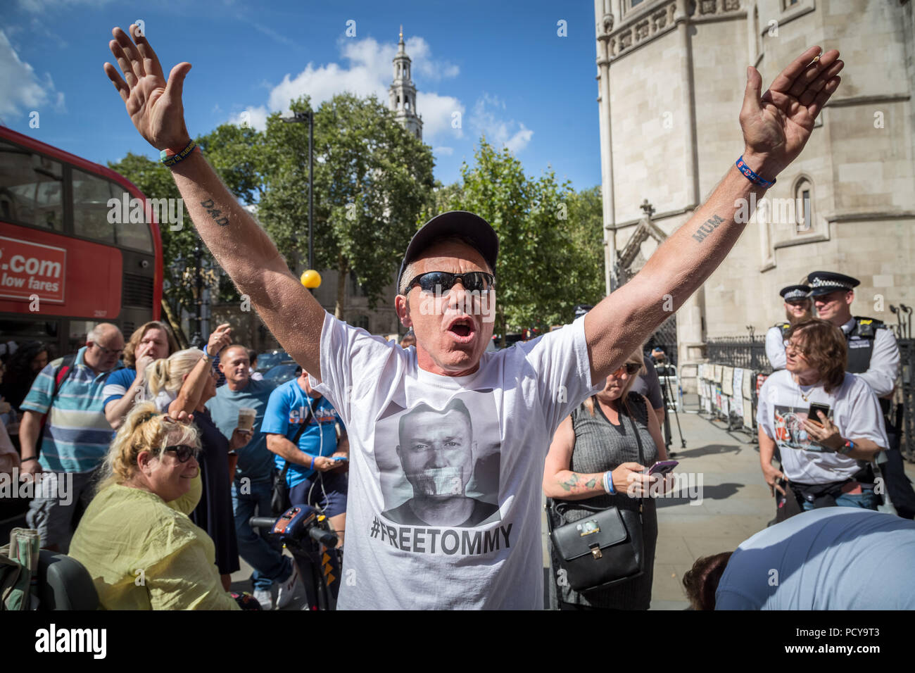 'Gratuitement' Tommy Robinson à l'extérieur de la partisans Royal Courts of Justice à Londres, au Royaume-Uni. Banque D'Images