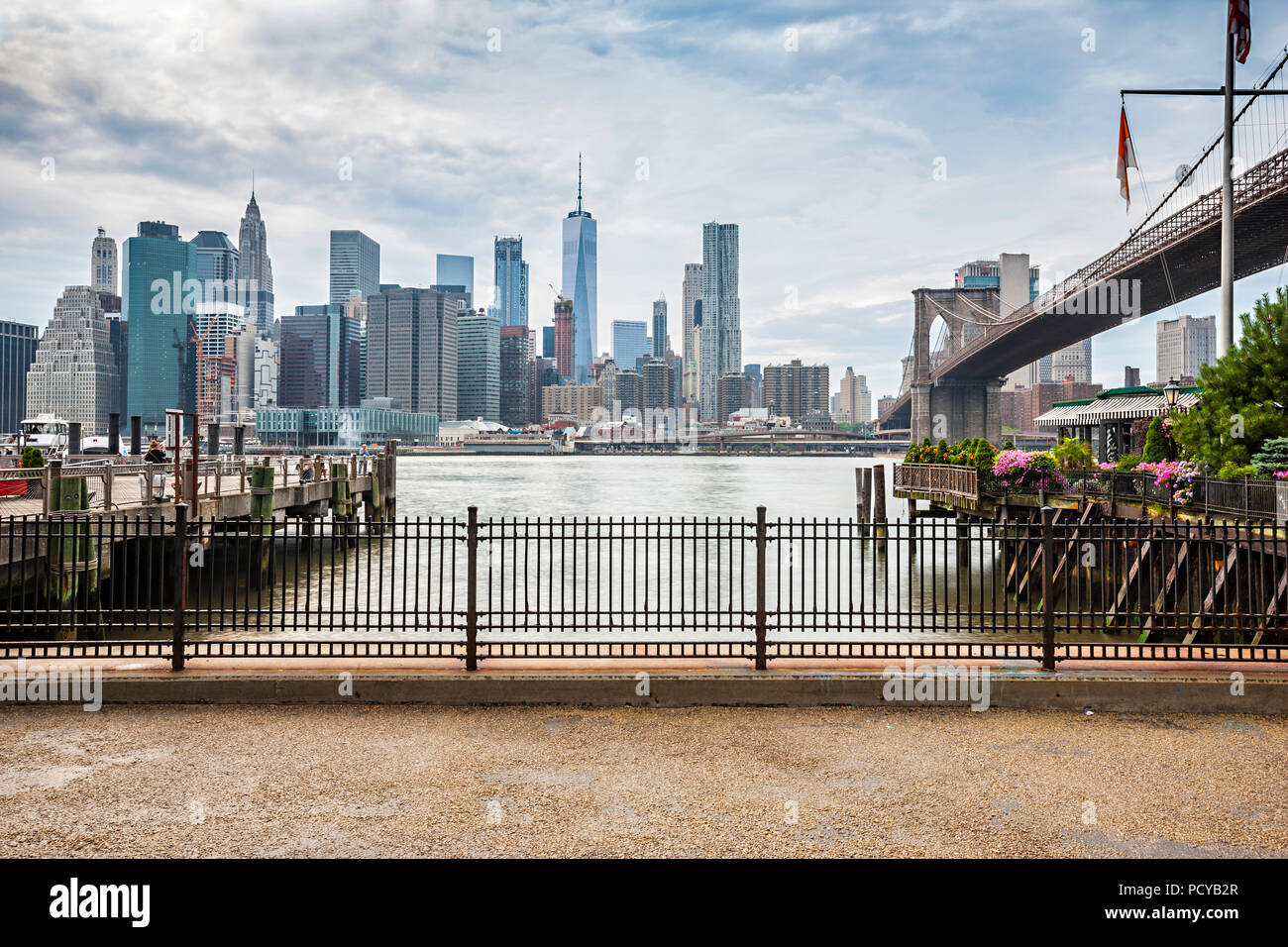 Vue vers le centre-ville de New York du Brooklyn DUMBO Banque D'Images