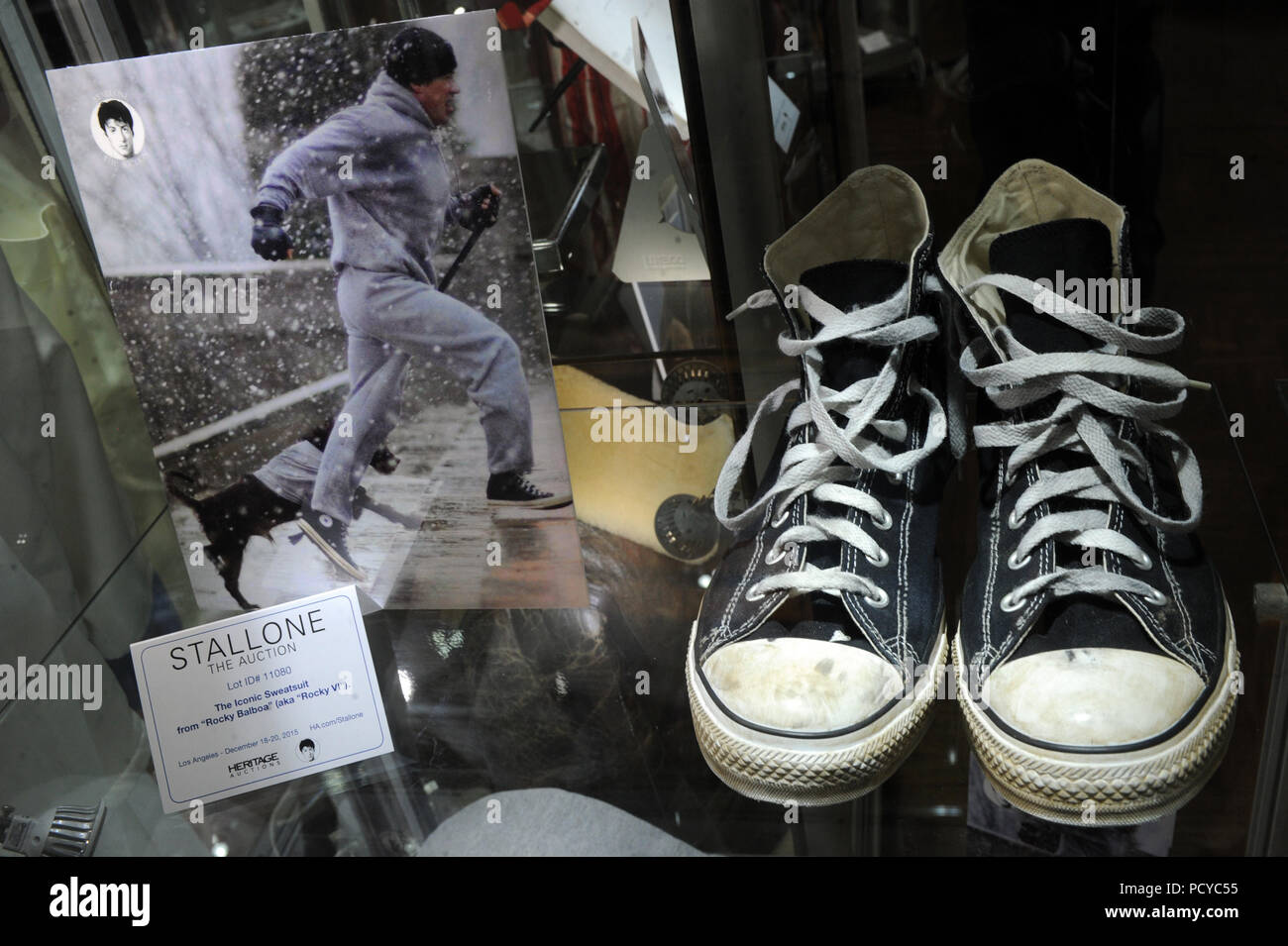 NEW YORK, NY - 21 OCTOBRE : une paire de chaussures portées par l'acteur  Sylvester Stallone dans le film Rocky VI'' sur l'écran lors d'un aperçu du  patrimoine presse Ventes prochaines ventes