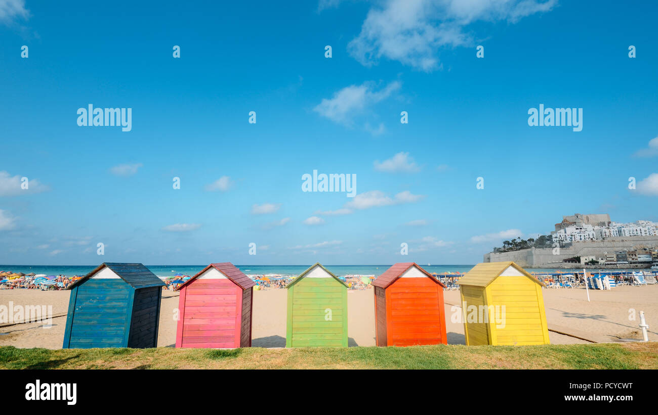 Cabines colorées sur la plage de Peniscola, Castellon, Espagne Banque D'Images