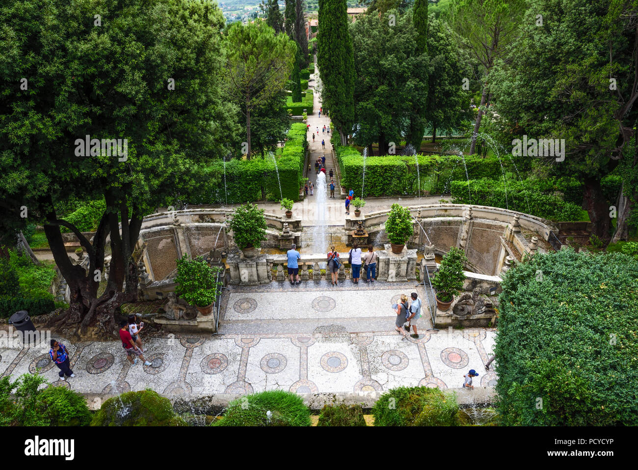 Les célèbres jardins de la Villa D'Este, près de Rome, Italie. Dans le jardin il y a environ cinquante fontaines Banque D'Images